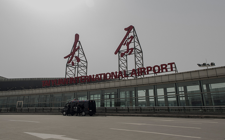 太原機場機庫大門、旗桿