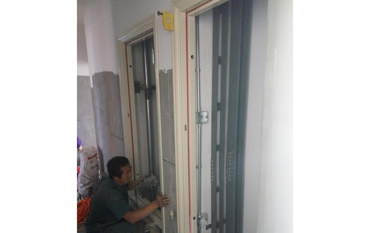 2016年6月28日傳媒學院防火門安裝動態展示圖