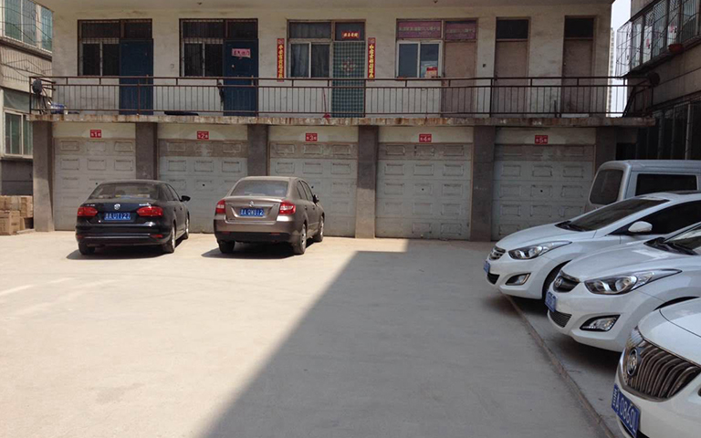 山西超躍對(duì)和平路新南莊小區(qū)進(jìn)行車(chē)庫(kù)門(mén)檢修