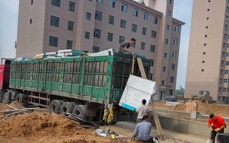 忻州市中海建嘉苑二區項目部工地防火門卸車作業圖片