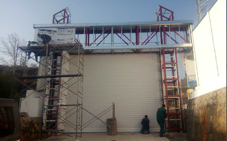 11月4日陽泉市舊街鄉陽窯村保安煤礦瓦斯電廠安裝卷簾門