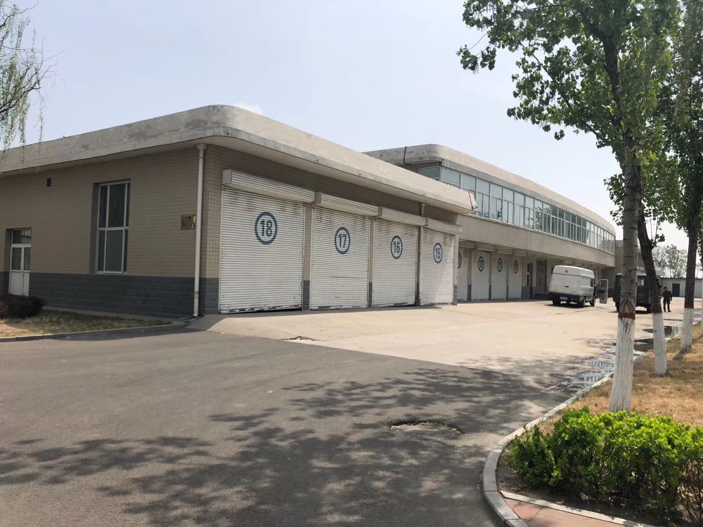 2020省武警基地車隊提升門及卷閘門安裝現場