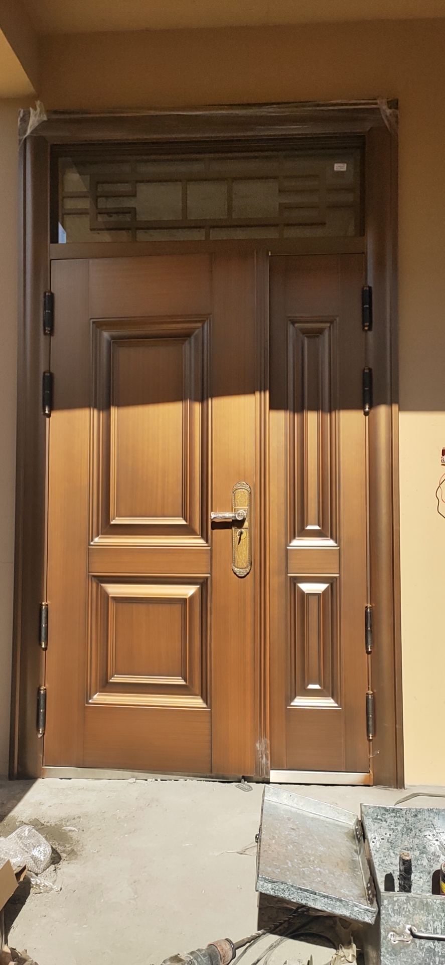 2020陽曲縣仿銅門安裝現(xiàn)場。